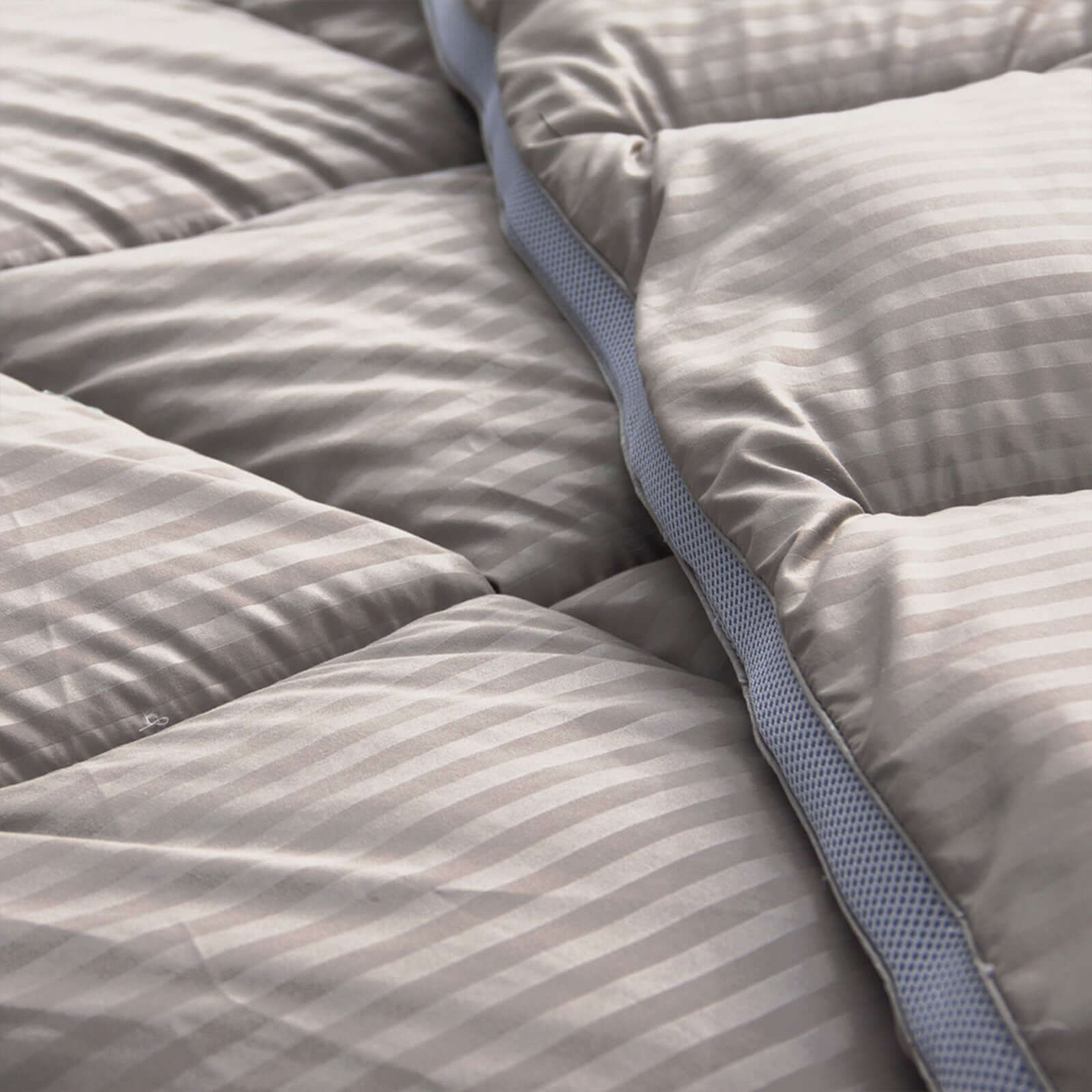 Couette 4 saisons tempérée, réversible et thermorégulatrice - Collection Luxe Taupe - Image 5